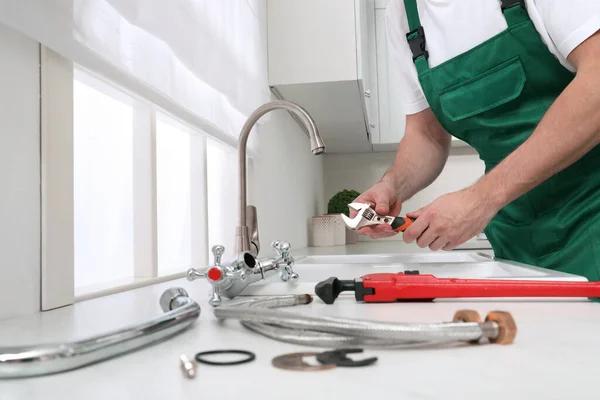 Expert Plumber Service for Leak Fixes